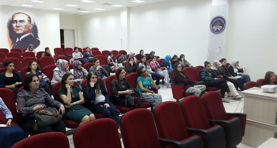 İzmir'de Aile Eğitim Programı kapsamında üniversite öğrencilerine seminer verildi.