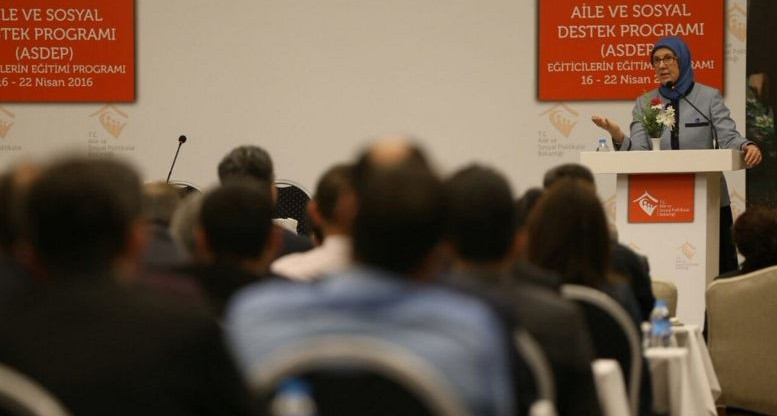 Bakan Sema Ramazanoğlu Ankara’da düzenlenen Aile Sosyal Destek Programı (ASDEP) Eğitici Eğitimi toplantısına katıldı.