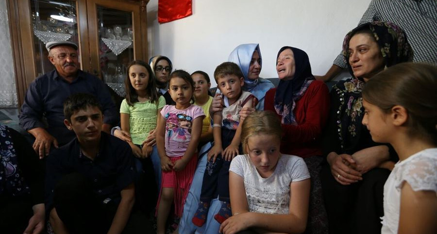 Bakan Kaya demokrasi şehitlerinin ailelerini ziyaret etti