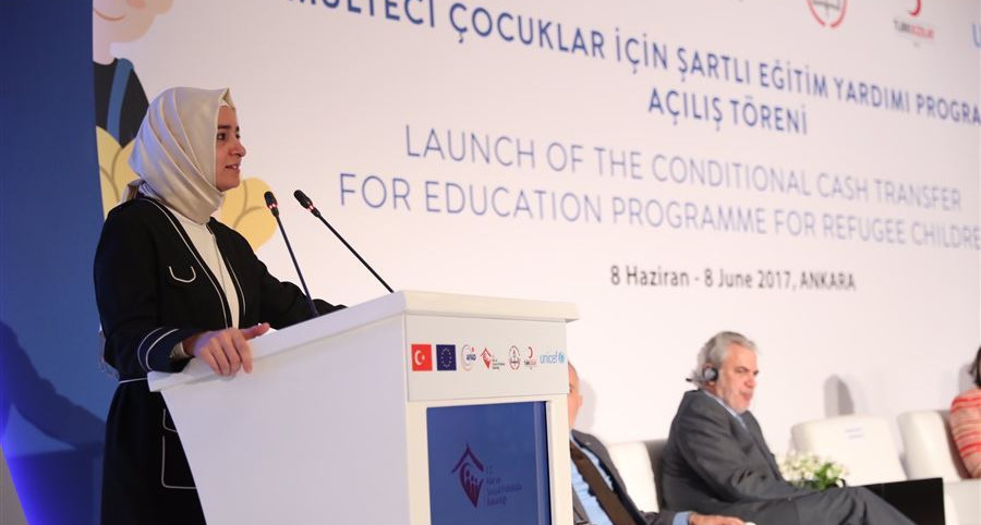 "Şartlı Eğitim Yardımı Programı kapsamında 31 Mayıs itibarıyla 56 bin 332 mülteci çocuğa 33 bin kart üzerinden 3 milyon 800 bin lira nakdi yardım ulaştırdık’’