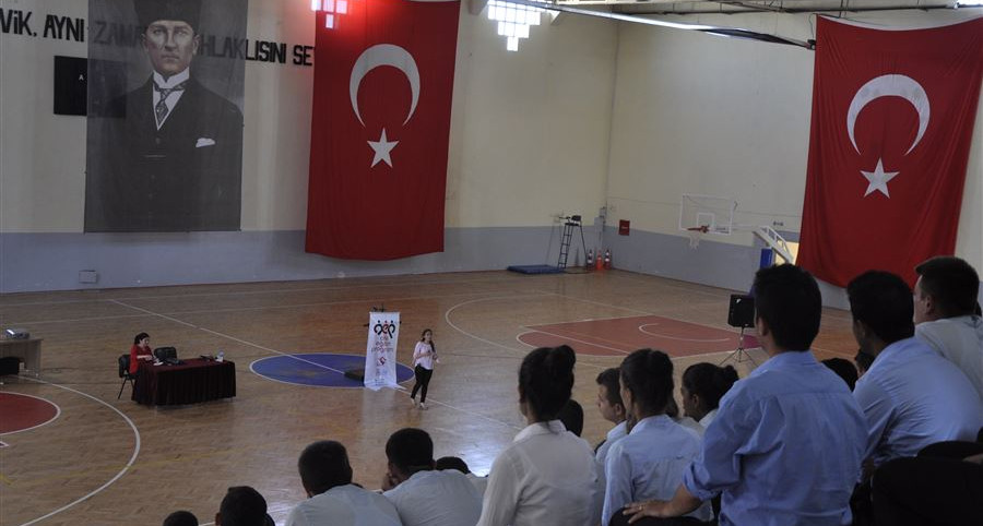 Aksaray'da 700 polis okulu öğrencisine Evlilik Öncesi Eğitim Programı kapsamında eğitim verildi. 