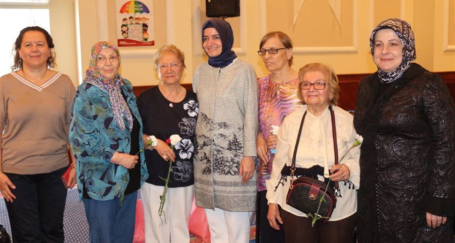 Bakan Kaya, Huzurevinde kalan anneleri ziyaret etti