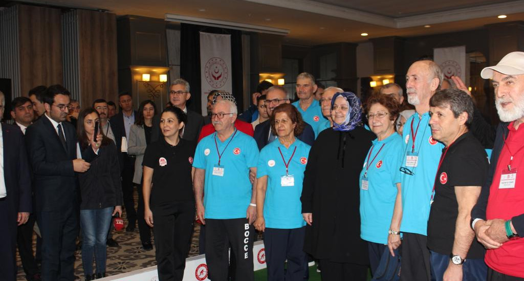 Bakan Selçuk Yaşlılarla Bocce Oynadı, Şampiyon Çınarlara Ödül Verdi