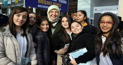 Bakan Ramazanoğlu Çocuk Evlerinde kalan çocuklarla kitap fuarını gezdi