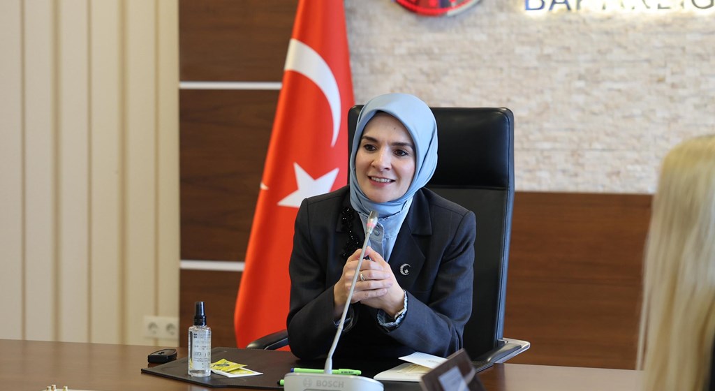 Bakanımız Göktaş'tan üniversite öğrencilerinin “koruyucu aile” konulu bitirme projesine destek