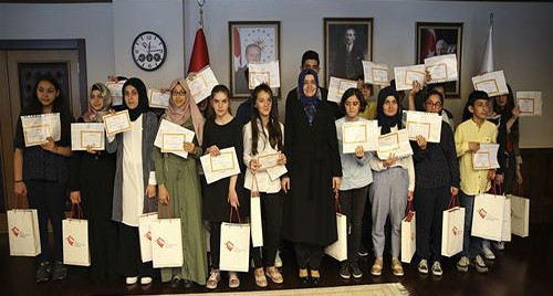 Bakan Kaya, Çocukların Karne Sevincini Paylaştı