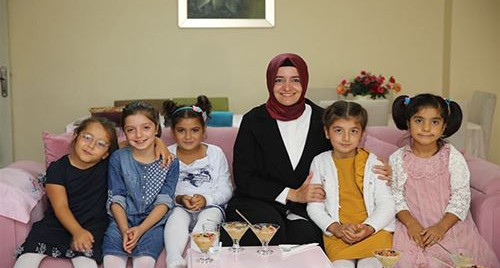 "Ev tipi modelde çocuklarımız daha özel bakım alıyorlar. Komşuluk ilişkilerinin olduğu, paylaşmanın yaşandığı bir ortamda büyüyorlar"