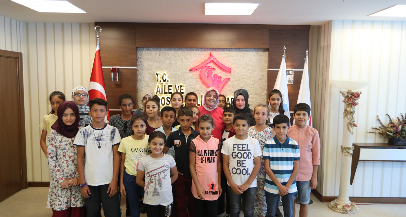 Bakan Selçuk, Okul Destek Projesi’nden yararlanan Gaziantepli çocukları kabul etti.