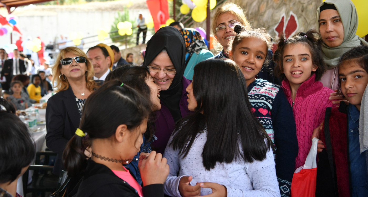Bakan Selçuk: “Bugünün kız çocukları yarının mühendisleri, doktorları, avukatları, bilim insanları olacak”