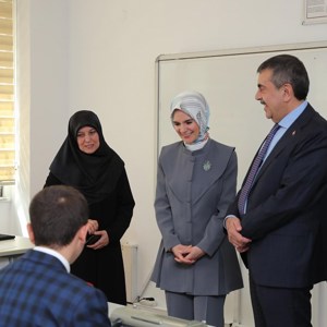 Bakanımız Göktaş, Bakan Tekin ile Kani Karaca Görme Engelliler İmam Hatip Anadolu Lisesi'ni ziyaret etti - fotoğraf 3