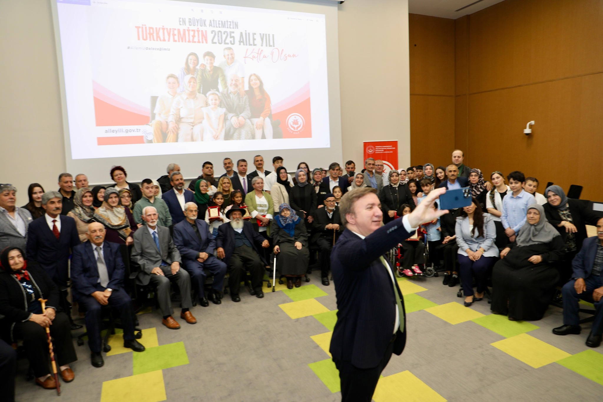 Valimiz Sayın Hamza Aydoğdu; Vali Yardımcısı Sn. Rumeysa Sena Kurt ve Aile ve Sosyal Hizmetler İl Müdürü Sn. Serdar Demirci ile Birlikte “2025 Aile Yılı Münasebetiyle 24 Örnek Aileye Şilt Takdimi” Programına Katıldı.