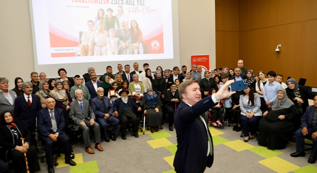 Valimiz Sayın Hamza Aydoğdu; Vali Yardımcısı Sn. Rumeysa Sena Kurt ve Aile ve Sosyal Hizmetler İl Müdürü Sn. Serdar Demirci ile Birlikte “2025 Aile Yılı Münasebetiyle 24 Örnek Aileye Şilt Takdimi” Programına Katıldı.