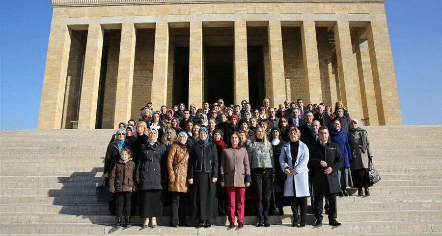 Bakan Ramazanoğlu kadınlara seçme ve seçilme hakkının verilmesinin 81. yıl dönümü nedeniyle Anıtkabir'de