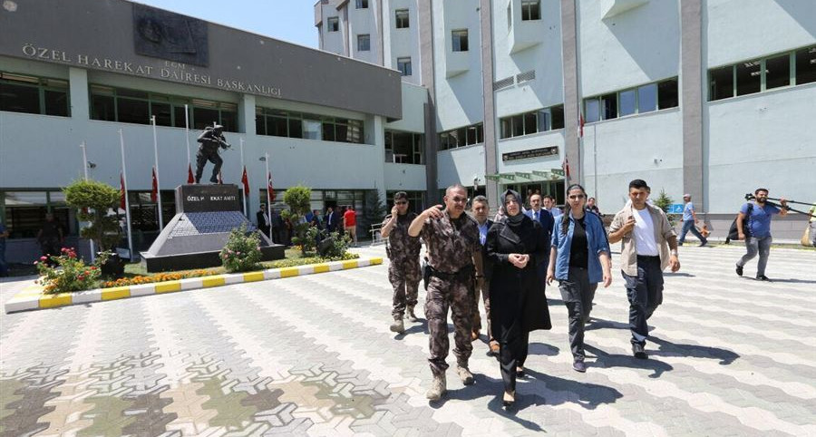 Allah'ın izniyle bu milleti kimseye böldürtmeyeceğiz, bu milleti sonuna kadar birlik, beraberlik içinde demokrasiyle yöneteceğiz, hiç bir şekilde darbeye müsaade etmeyeceğiz.