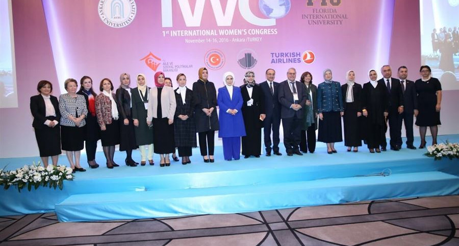 Ülkemde kadınların gücünü soracak olursanız, onlar tankların karşısında durarak, bir vatan kurtaracak dirayettedir