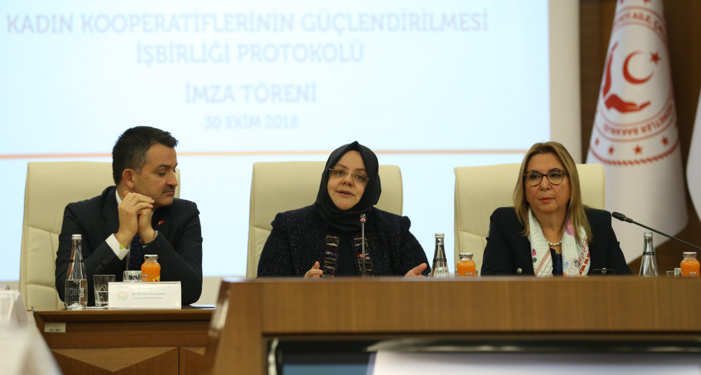 Bakanımız Selçuk, Ticaret Bakanı Pekcan ile Tarım ve Orman Bakanı Pakdemirli, "Kadın Kooperatiflerinin Güçlendirilmesi İşbirliği Protokolü"nü imzaladı.