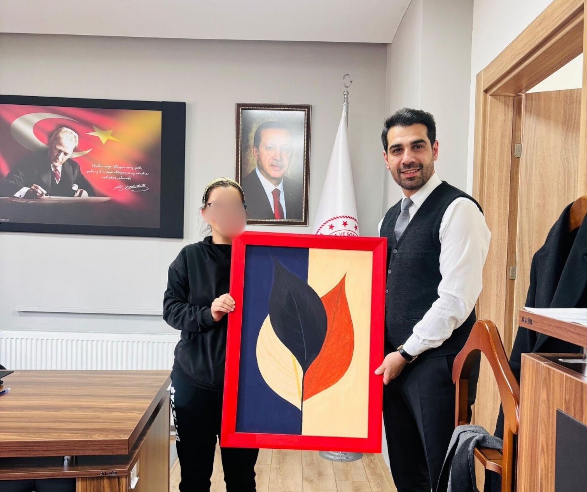 Çocuk evlerimizde koruma ve bakım altında bulunan kızımız, kendi emeğiyle hazırladığı tabloyu İl Müdürümüz Sayın Hüseyin OKAN’a hediye ederek duygusal ve anlamlı bir jestte bulunmuştur. 