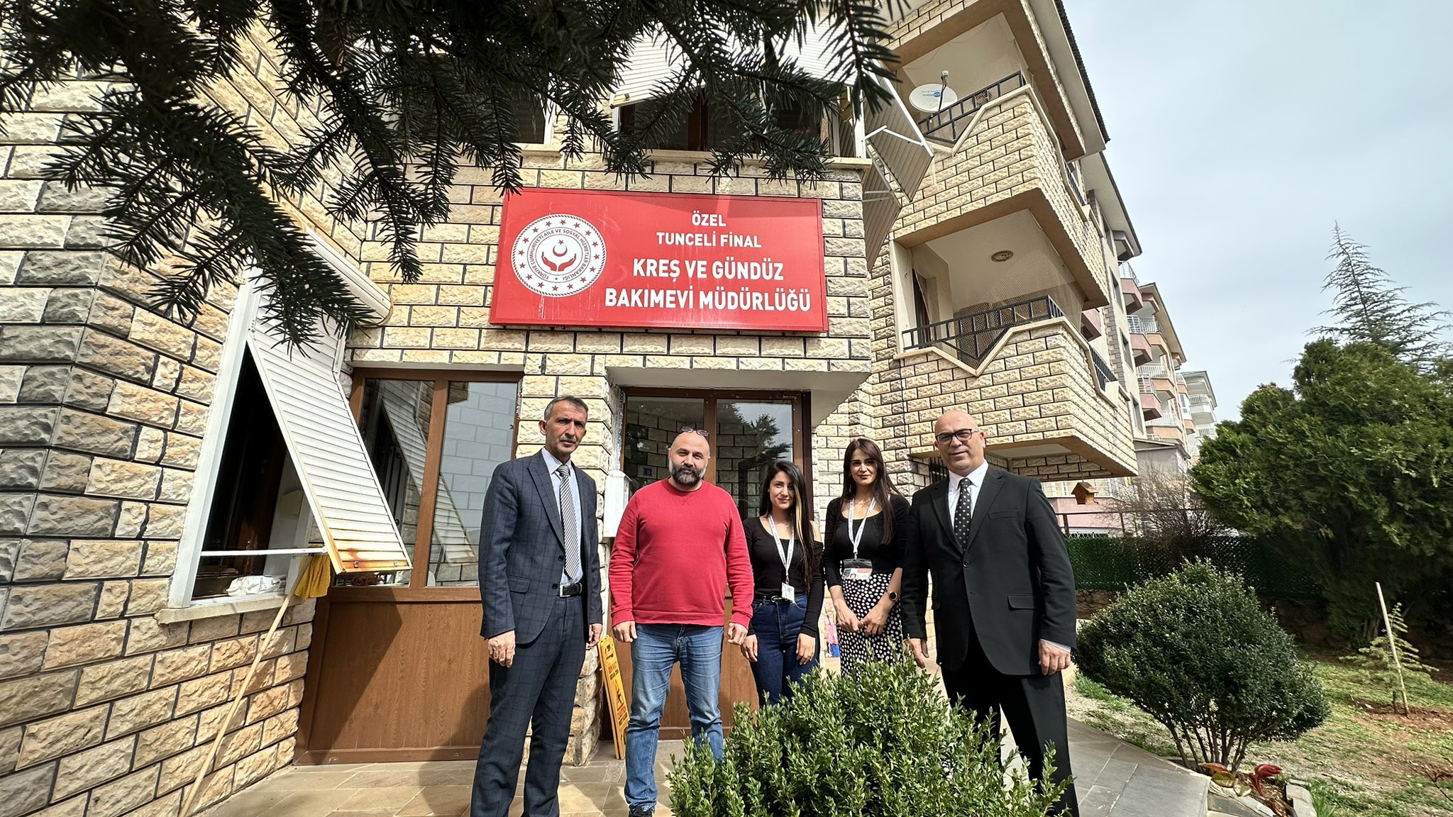 2025 Aile Yılı kapsamında, Bakanlığımız Çocuk Hizmetleri Genel Müdürlüğü Daire Başkanı Sn. İbrahim Kürşat ERGÜT, Aile Destek Merkezi, Özel Tunceli Final Kreş ve Gündüz Bakımevi, Özel Kreşendo Kreş ve Gündüz Bakımevi’ni ziyarette bulundular.