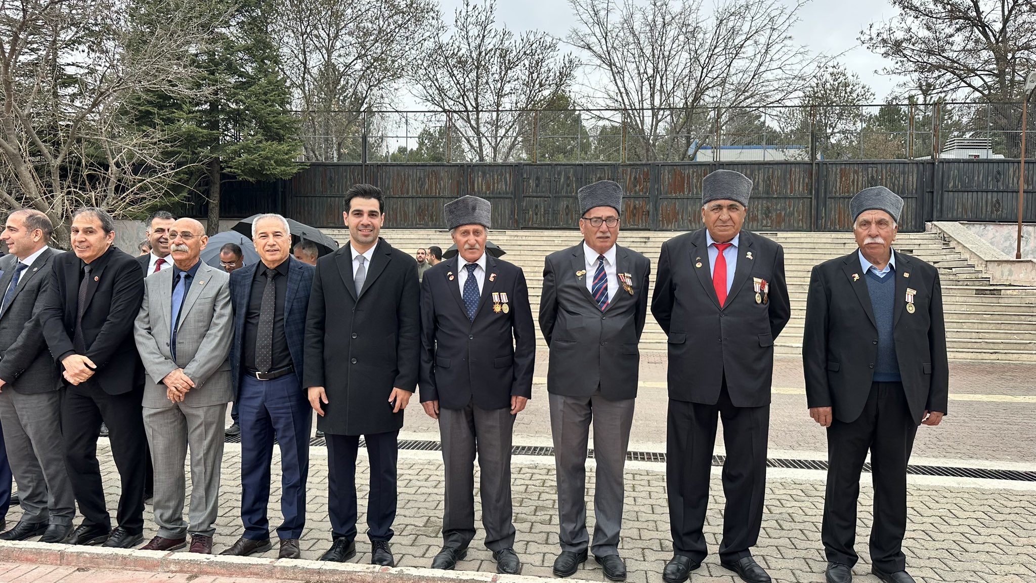 Vali Yardımcımız Sn. Ertuğrul Aslan, İl Müdürümüz Hüseyin Okan, il protokolü ile birlikte, 18 Mart Şehitleri Anma Günü ve Çanakkale Zaferi’nin 110’uncu yıl dönümü münasebetiyle düzenlenen çelenk sunma törenine katıldılar.