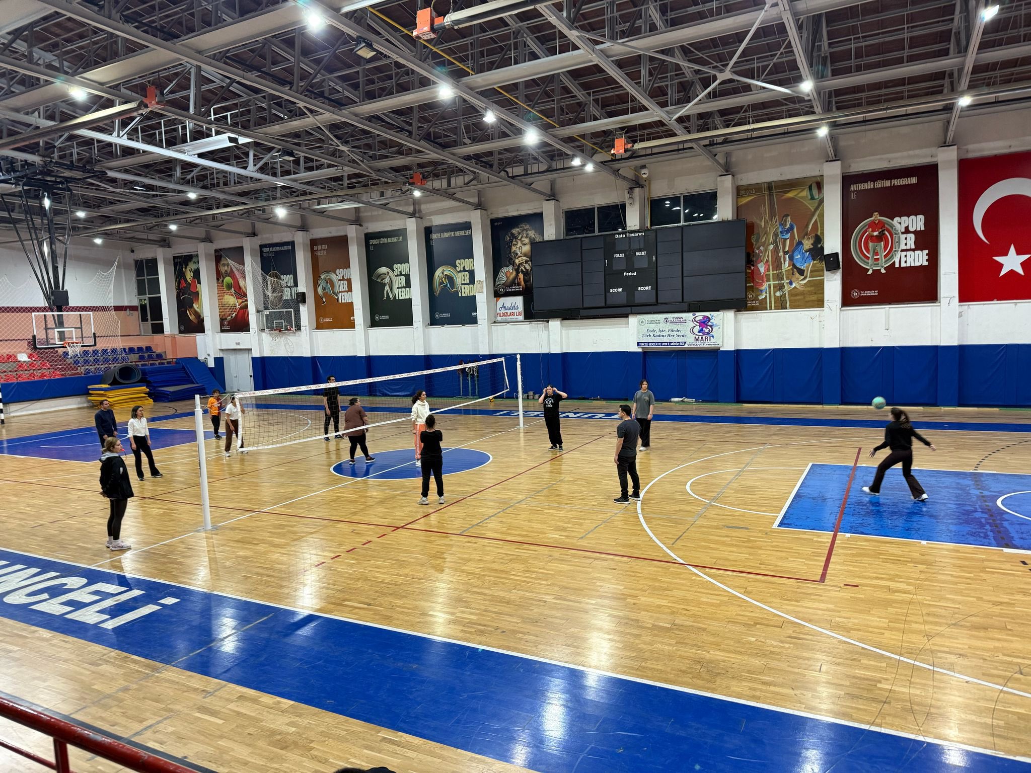 Gençlik ve Spor İl Müdürlüğü’ne bağlı Kapalı Spor Salonu’nda, Vali Yardımcımız Sayın Okan YENİDÜNYA ve İl Müdürümüz Sayın Hüseyin OKAN, Çocuk Evlerinde kalan kız çocuklarımızla keyifli ve anlamlı bir voleybol maçı gerçekleştirdi.
