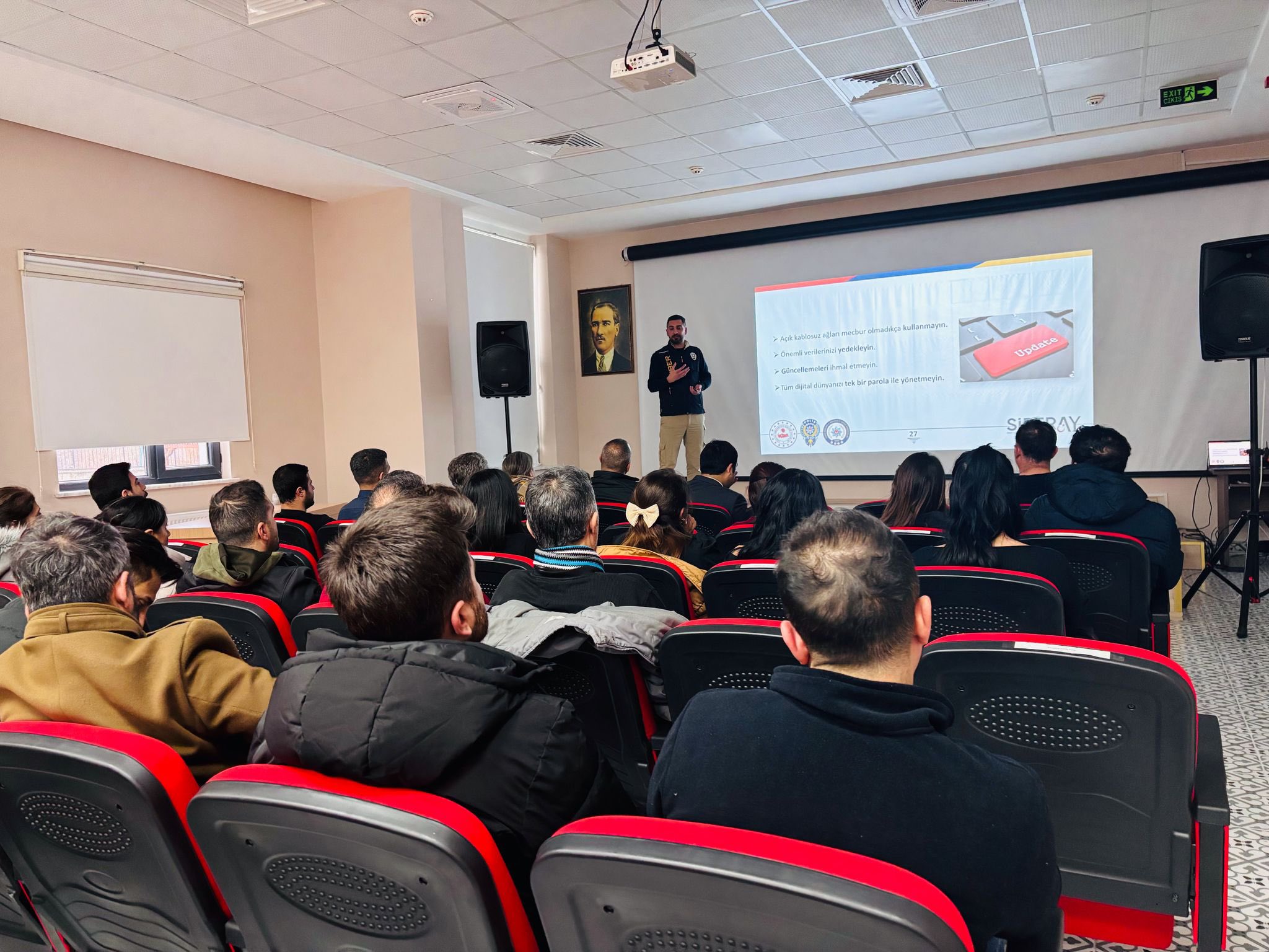 Tunceli İl Emniyet Müdürlüğü tarafından, Müdürlüğümüz personeline SİBERAY faaliyetleri kapsamında güvenli ve bilinçli internet kullanımı, sosyal medya kullanımı, siber güvenlik önlemleri ve dijital okuryazarlık konularında eğitim verilmiştir.