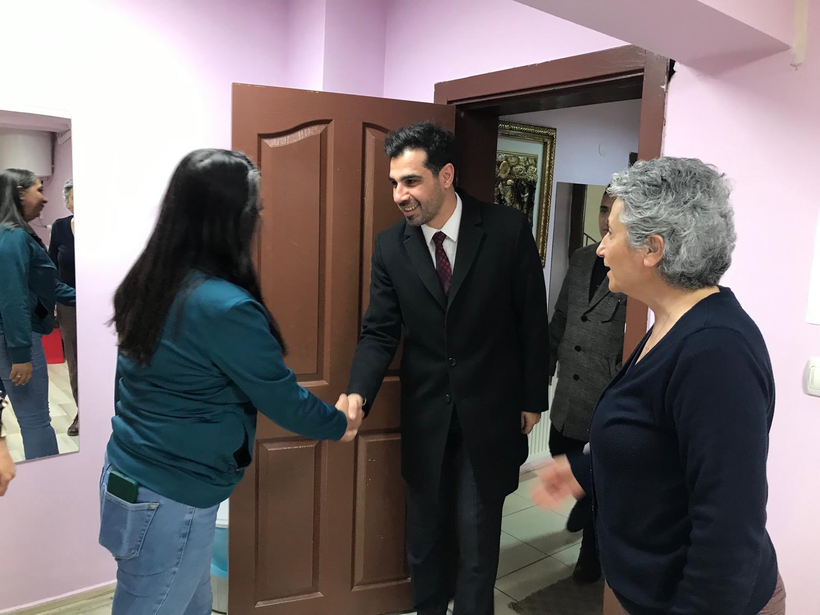 İl Müdürümüz Hüseyin Okan, Sosyal Yardımlaşma ve Dayanışma Vakfı Müdürü Eylem Mut ile birlikte  Aile Destek Merkezi’ne ziyarette bulunmuştur.