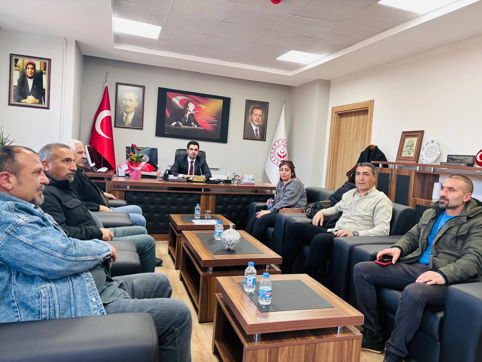 İl Müdürümüz Hüseyin Okan, merkez mahalle muhtarlarını makamında ağırlayarak,  Aile Yılı kapsamında yapılacak etkinlikler için bilgi alışverişinde bulunulmuştur.