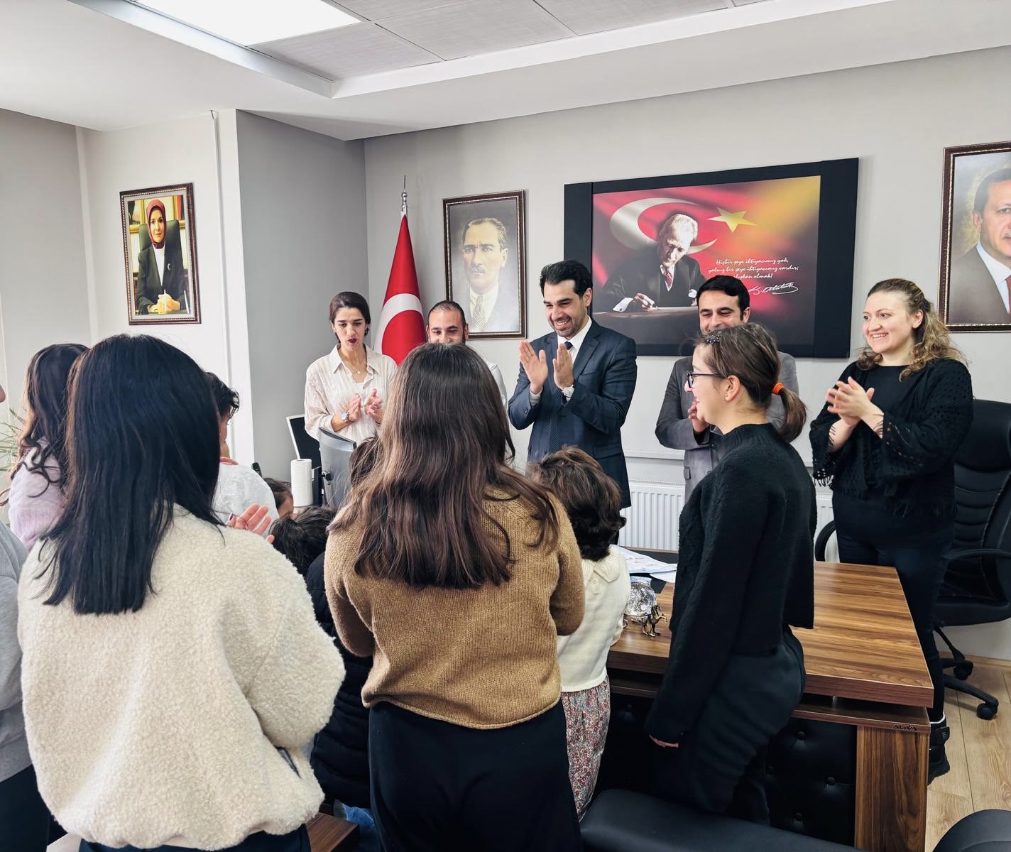 İl Müdürümüz Hüseyin Okan, Çocuk Evleri’nde kalan kız çocuklarımızın karne sevinçlerine ortak olmuştur.