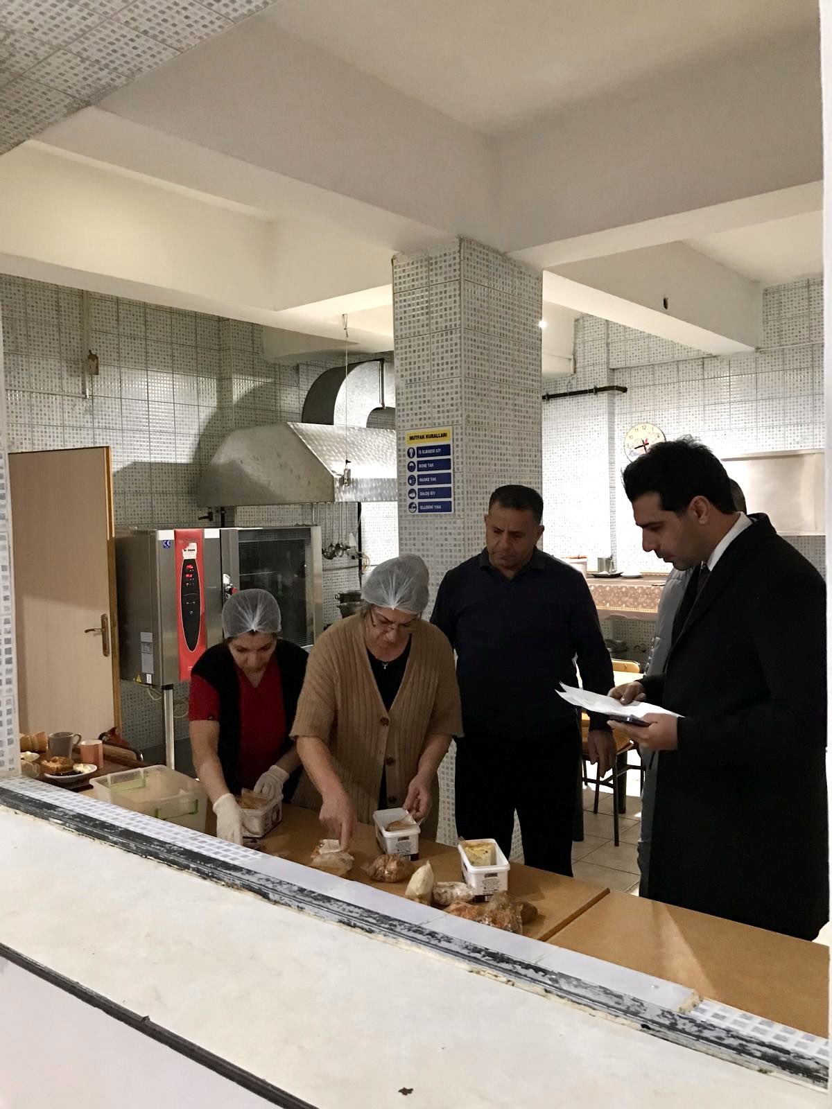 İl Müdürümüz Hüseyin Okan, mesaiye Bedri Es Bakım Rehabilitasyon ve Aile Danışma Merkezi’ni denetleyerek ve rehberlik yaparak başlamıştır.