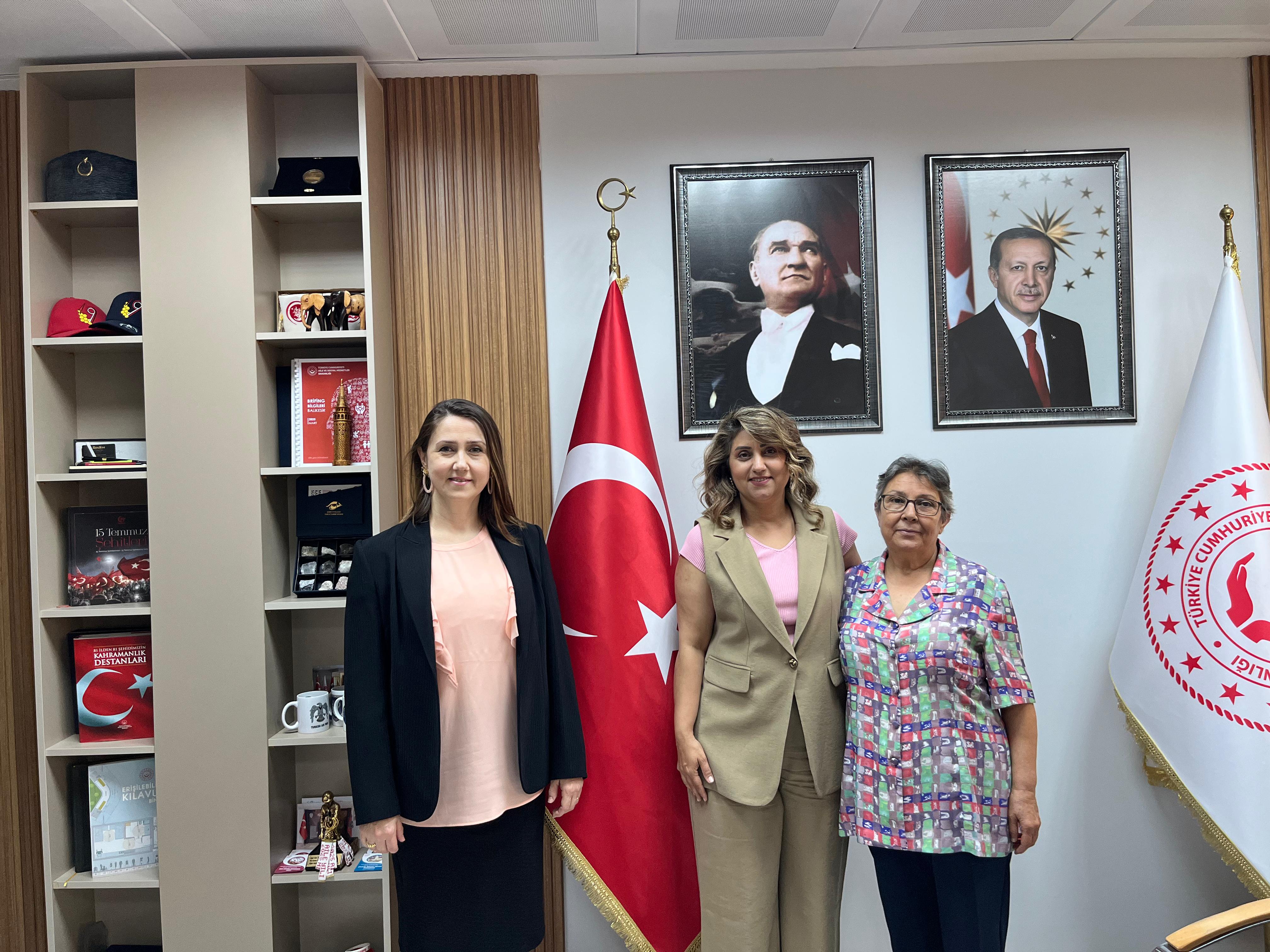 2025 #AileYılı kapsamında; Altıeylül İlçemiz Bahçelievler Mahalle Muhtarı Sayın Dilek ÜNAL ve Kahraman Gazimiz Sinan ATKALE’nin kıymetli eşi Cemile ATKALE, İl Müdürümüz Sayın Emine BÖÇKÜN’ü Makamında Ziyaret Etti.