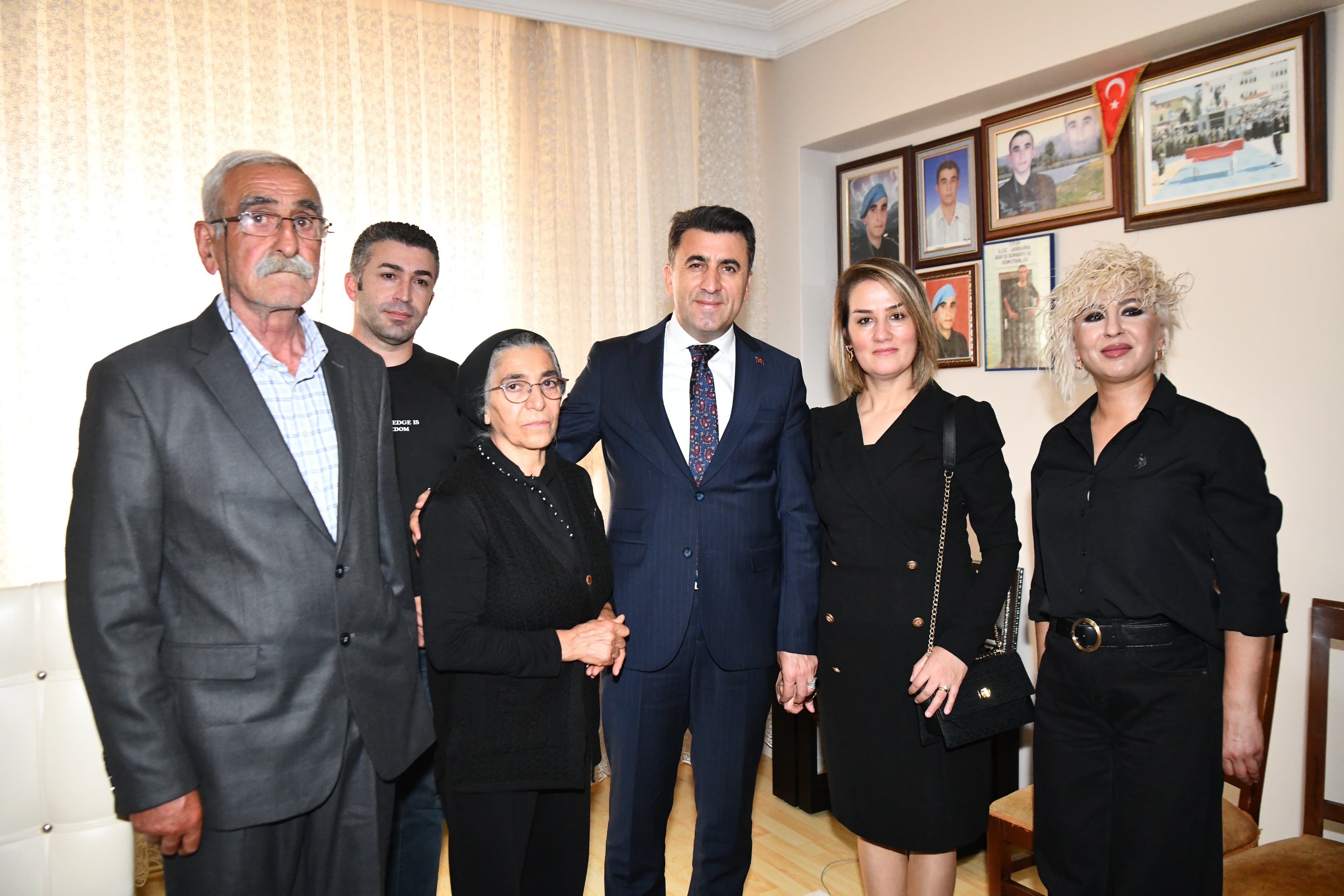 Valimiz Sayın Şefik Aygöl, Hanımefendi Nazlı Aygöl ile birlikte kahraman Şehit J. Er Erdal Güneş’in ailesini ziyaret ettiler.