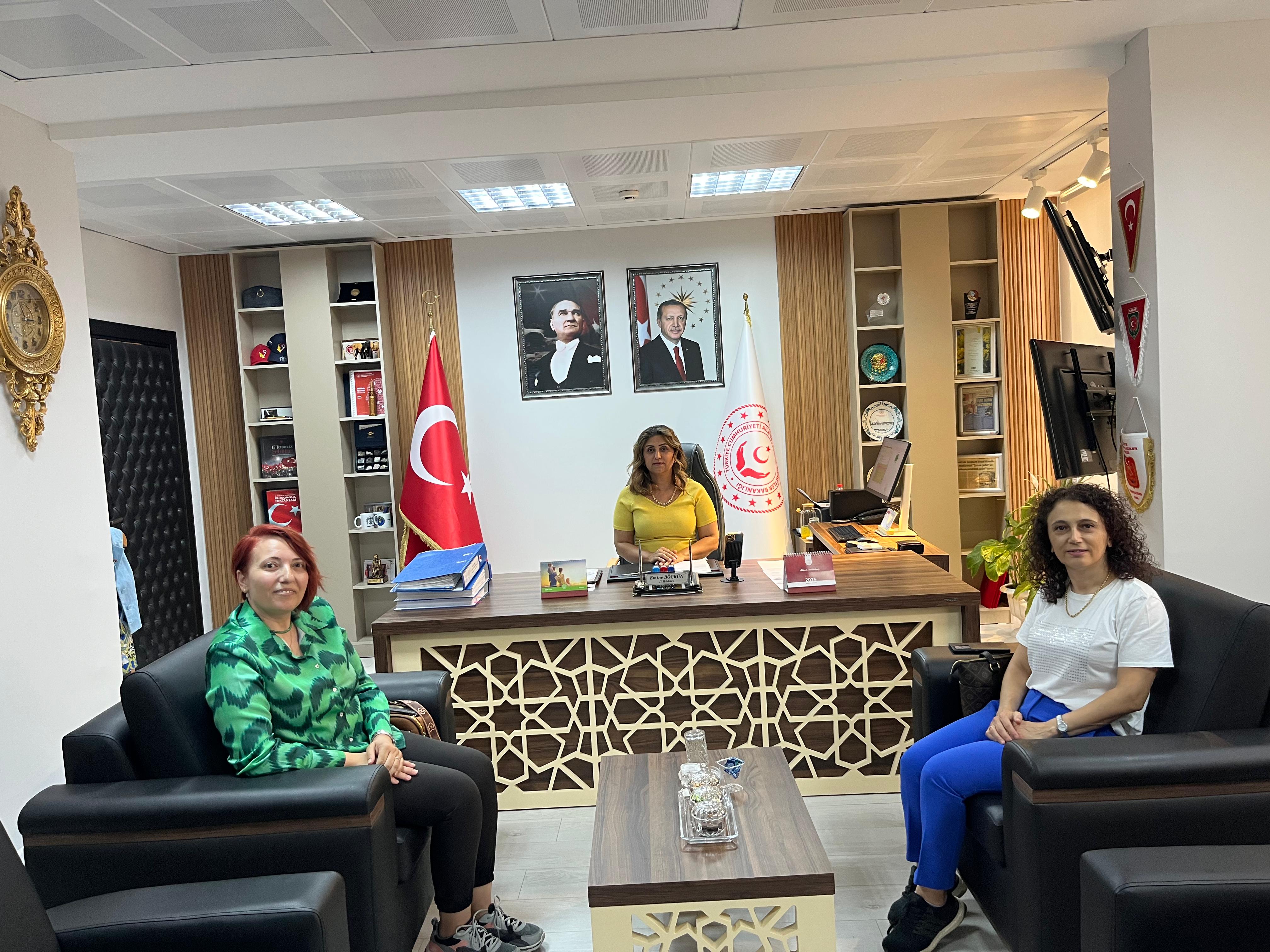 Balıkesir Üniversitesi Sağlık Bilimleri Fakültesi Hemşirelik Bölüm Başkanı Sayın Prof. Dr. Sibel KARACA SİVRİKAYA ve Dr. Öğr. Sayın Gülay ŞAHAN,İl Müdürümüz Sayın Emine BÖÇKÜN’ü Makamında Ziyaret Etti. 