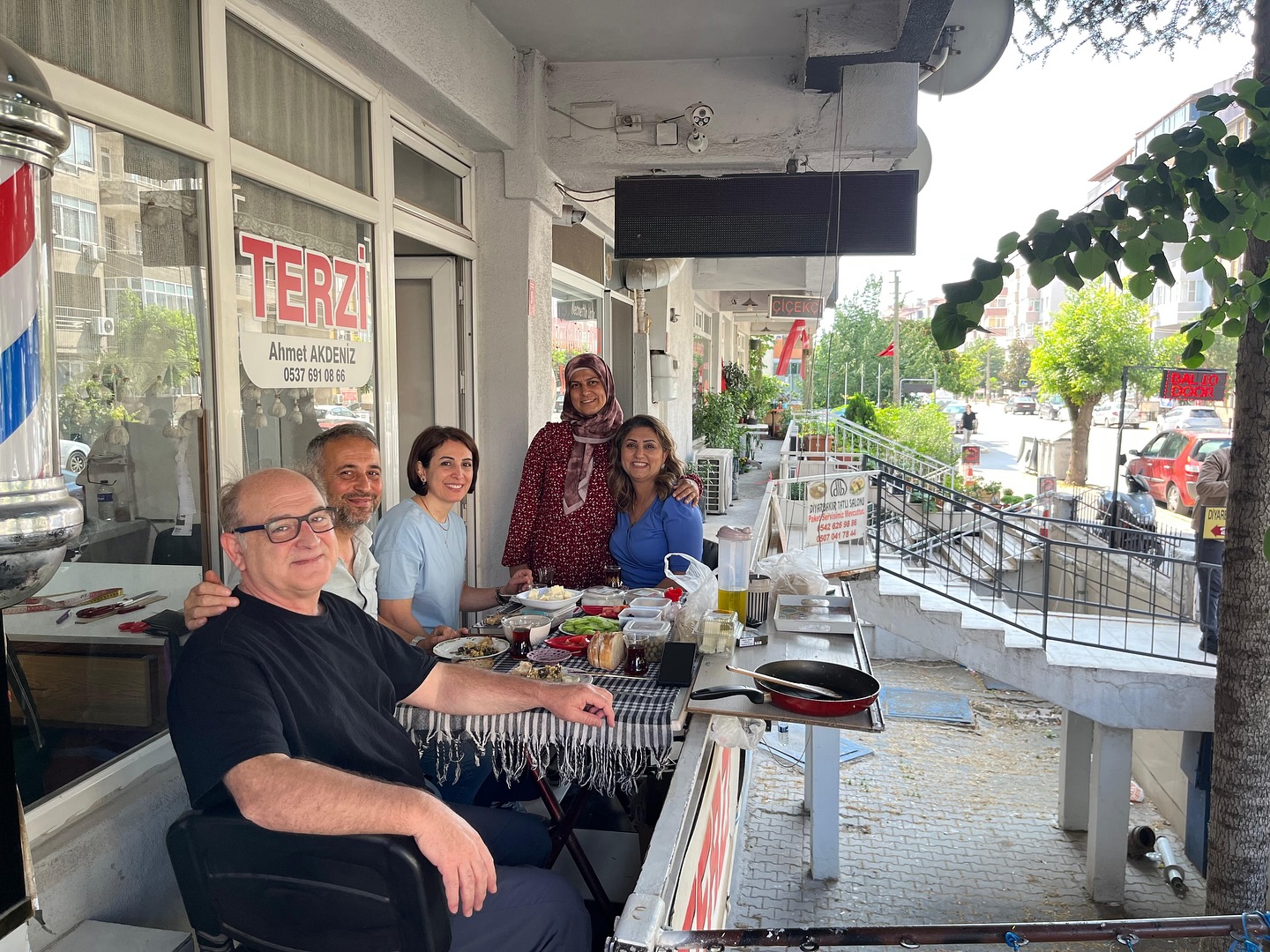 2025 #AileYılı kapsamında; İl Müdürümüz Sayın Emine BÖÇKÜN öncülüğünde başlatılan Esnaf Ziyaretlerimiz Doğrultusunda, Balıkesir’in Emektar Esnaflarından Akdeniz Terzi Ahmet Bey ve Güler Çiçekçilik Ufuk Bey İş Yerlerinde Ziyaret Edildi.