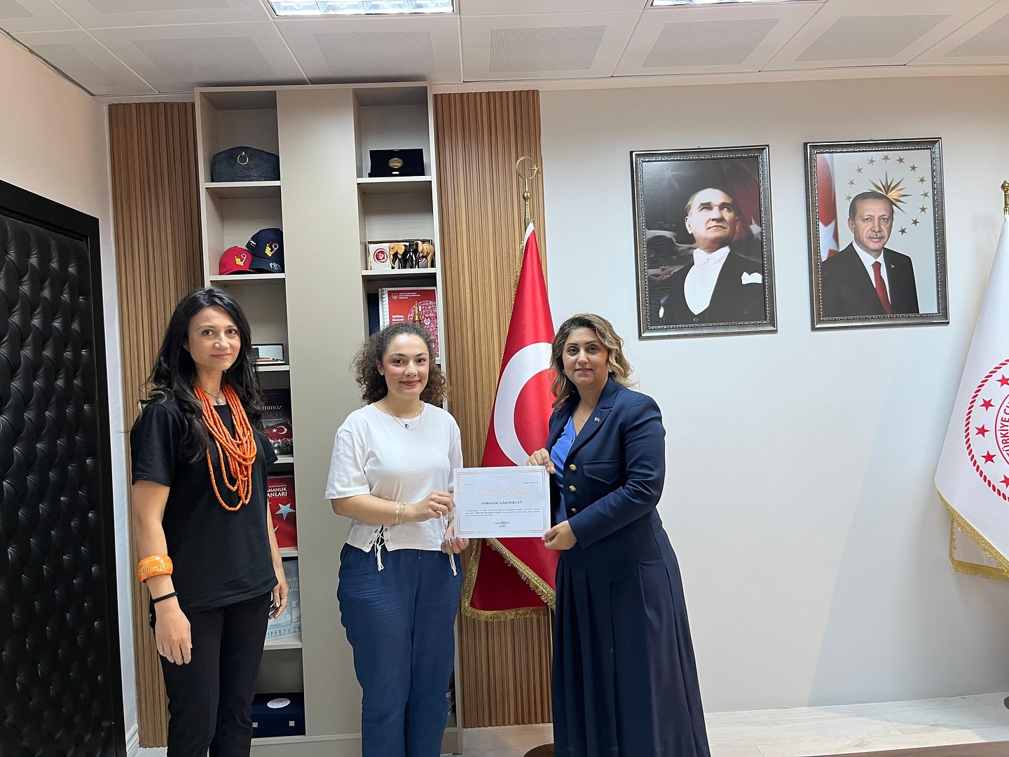 2025 #AileYılı kapsamında; İl Müdürümüz Sayın Emine BÖÇKÜN,İl Sağlık Müdürlüğü personeli Psikolog Sayın Gizem KUNT’a katkılarından dolayı teşekkür belgesi takdim etti.