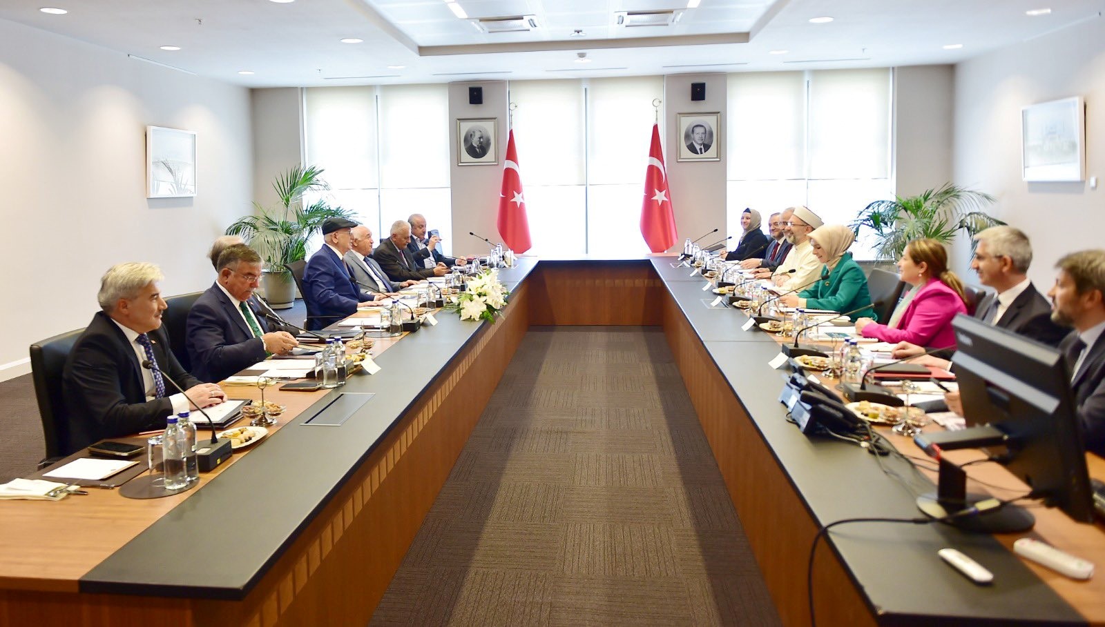 High Advisory Council Convenes at the Presidential Complex with Family on the Agenda