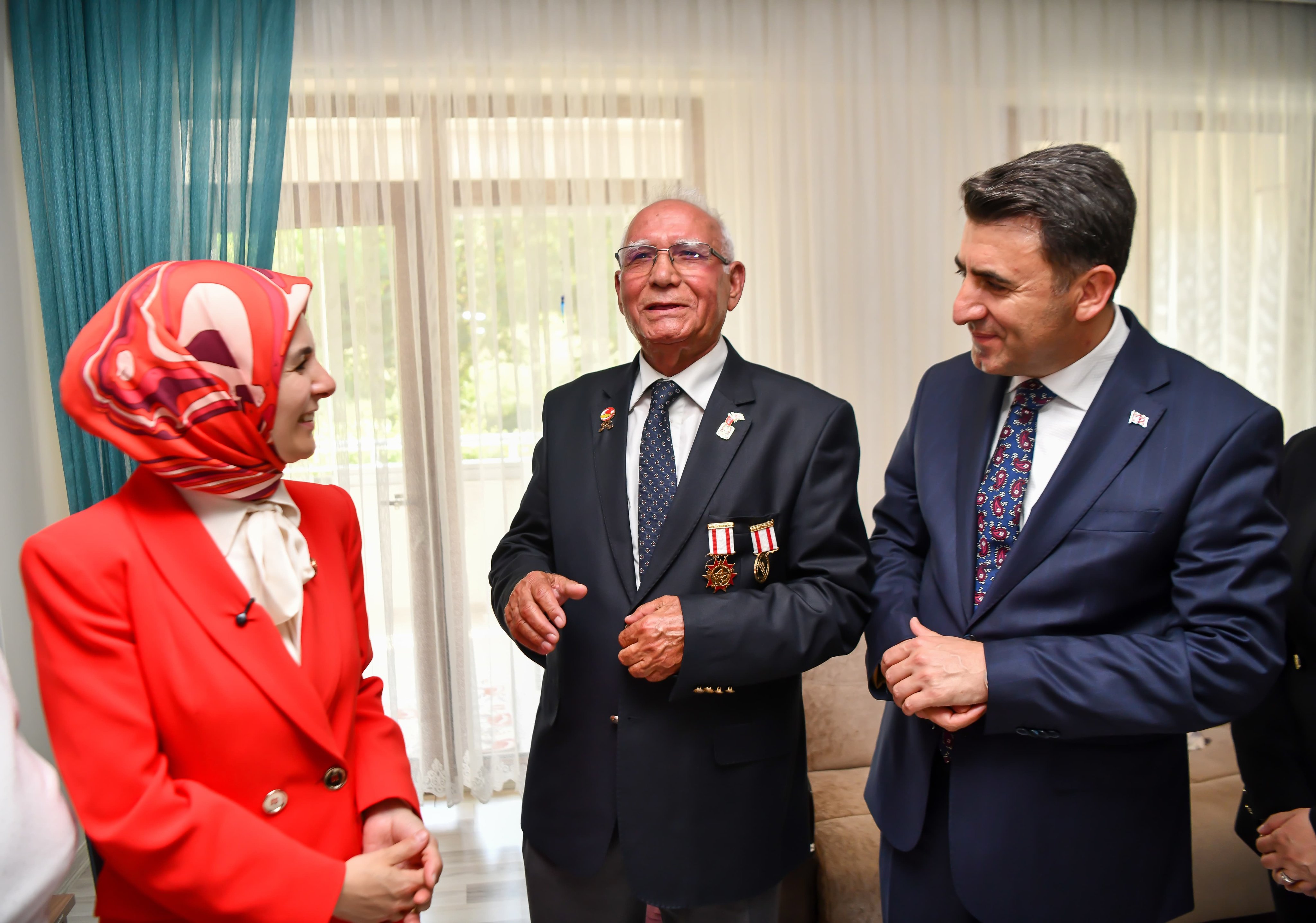  Aile ve Sosyal Hizmetler Bakanımız Sn. Mahinur Özdemir Göktaş, Valimiz Sn. Şefik Aygöl ve Hanımefendi Nazlı Aygöl ile birlikte Kıbrıs Gazimiz Ali Korkmaz’ı evinde ziyaret ettiler.