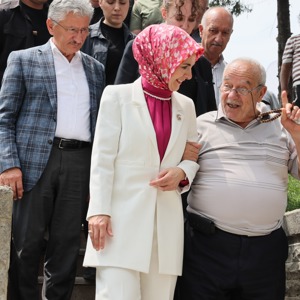 Bakanımız Göktaş, Başakşehir'de "Bizim Çınarlar Yaşam Merkezi"nin açılışı ile Engelsiz Yaşam Merkezi'nde düzenlenen sergiye katıldı - fotoğraf 3