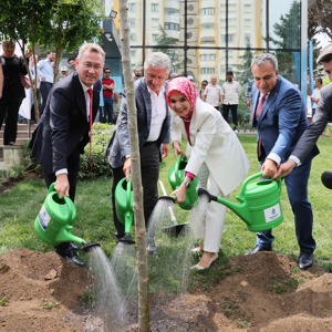 Bakanımız Göktaş, Başakşehir'de "Bizim Çınarlar Yaşam Merkezi"nin açılışı ile Engelsiz Yaşam Merkezi'nde düzenlenen sergiye katıldı - fotoğraf 6