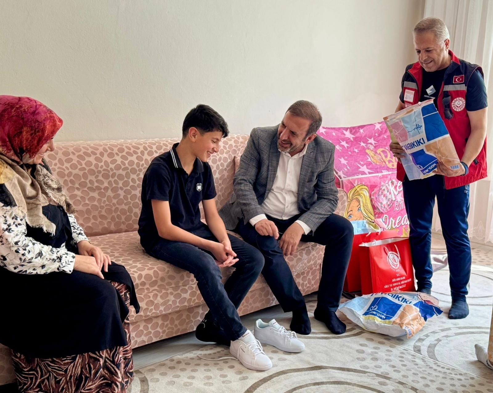 “Bir çocuk güler, bin çiçek açar.” 