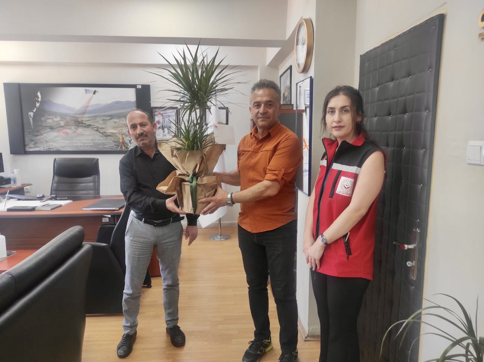 Valimiz Sn. Şefik AYGÖL'ün Aziz Şehitlerimizin kıymetli yakınlarına takdim edilmek üzere ilettiği çiçekler, Şube Müdürümüz Abdullah TORĞUT ve birim personelimiz tarafından; Vazife Malulü yakınlarımız ve Şehit yakınımız ziyaret edilerek takdim edilmiştir.