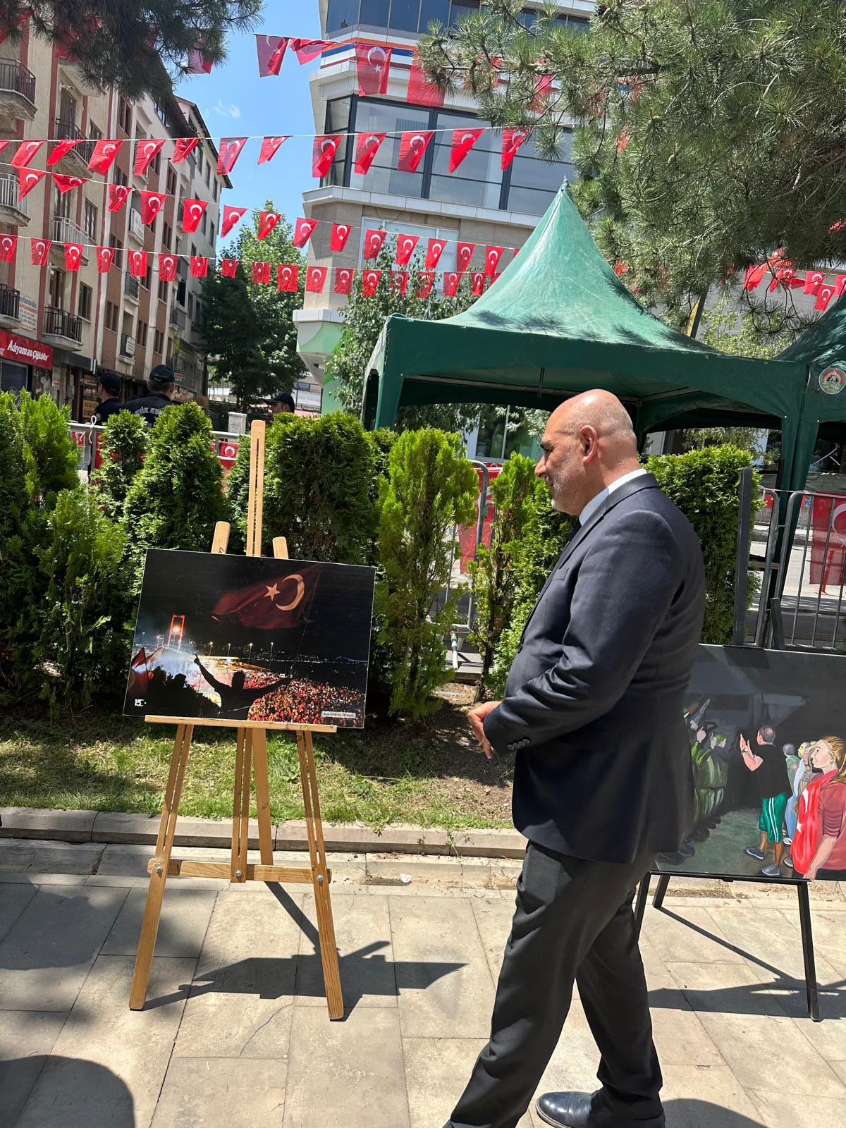 15 Temmuz Demokrasi ve Milli Birlik Günü  İl Müdürümüz Abdulbari AKSOY 15 Temmuz Gazilerimiz ile beraber Bingöl Valiliği koordinasyonunda günün anlam ve önemine binaen düzenlenen fotoğraf sergisine katılmışlardır.