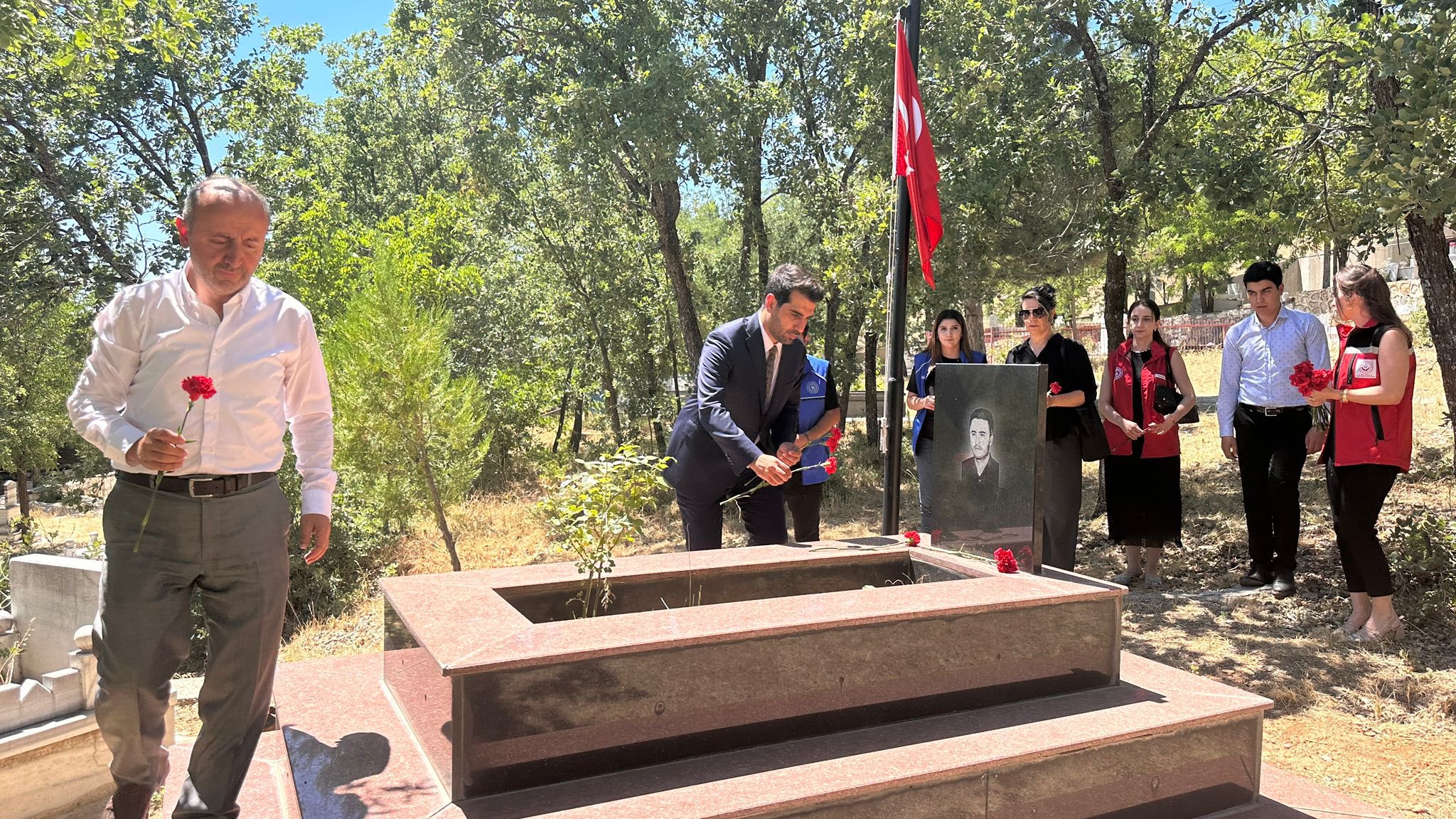 İl Müdürümüz Sn. Hüseyin OKAN, Belediye Asri Mezarlığında bulunan şehit kabirlerini ziyaret ederek aziz şehitlerimizi rahmet ve dualarla andı.