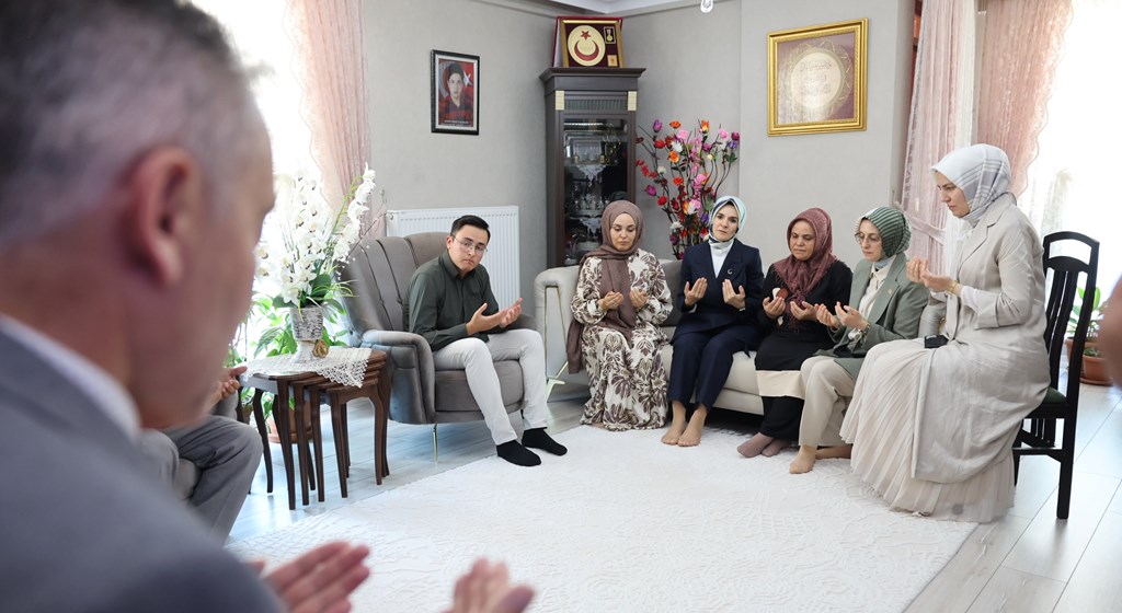 Bakanımız Göktaş, 15 Temmuz darbe giriminin 9.yıl dönümünde şehit ve gazi ailelerini ziyaret etti