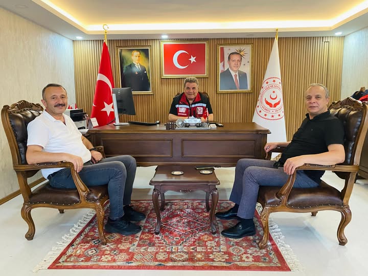 Sağlık-Sen Ordu Şube Başkanı ve Memur-Sen İl Başkanı Ahmet Yılmaz, Kurum Temsilcisi ve Yönetim Kurulu Üyesi Mesut Türkeş ile birlikte İl Müdürümüz Harun Tan’ı ziyaret etti.
