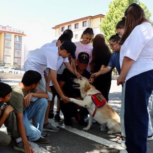 İl Jandarma Komutanlığı tarafından, Çocuk Evleri Koordinasyon Merkezi Müdürlüğünde koruma ve bakım altında bulunan 38 çocuğumuz için özel bir etkinlik düzenlendi. - fotoğraf 2