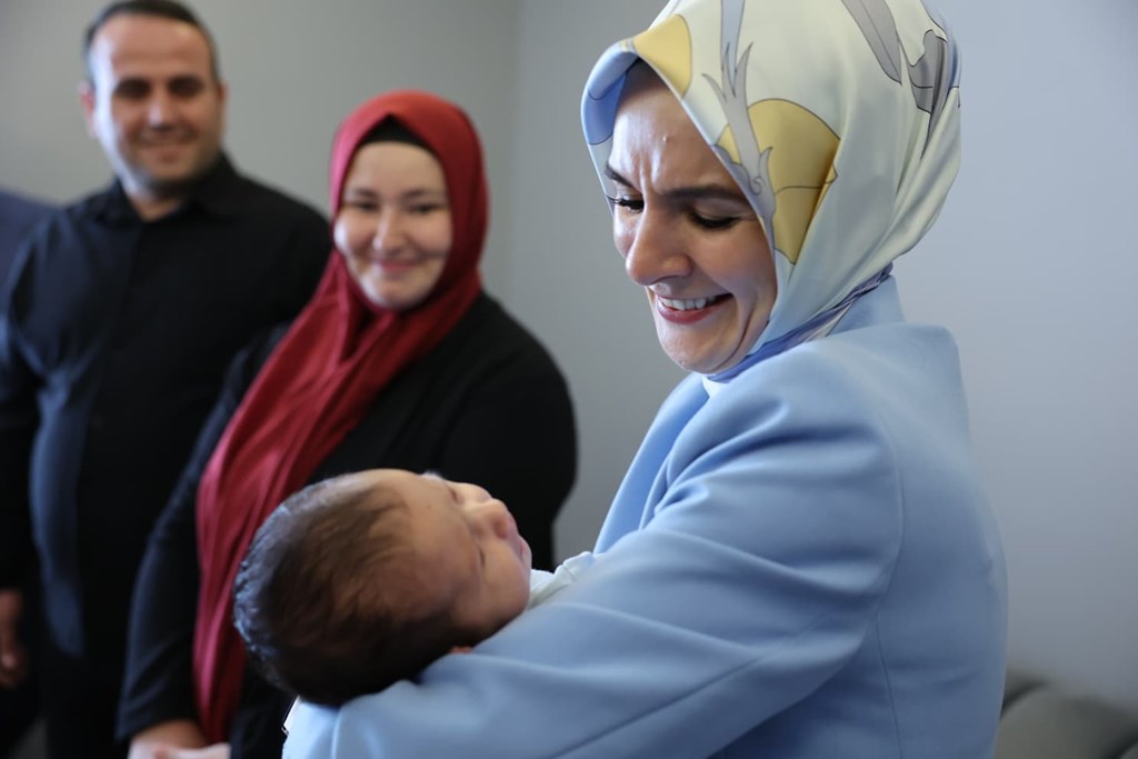 Temmuz ayı doğum yardımı ödemeleri bugün itibarıyla annelerin hesaplarına yatırılıyor