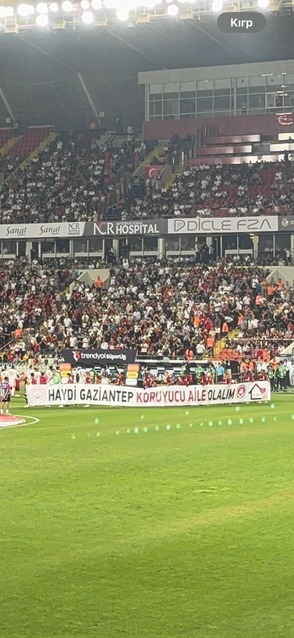 Sporcular Sahaya “Haydi Gaziantep, Koruyucu Aile Olalım” Pankartı ile Çıktı