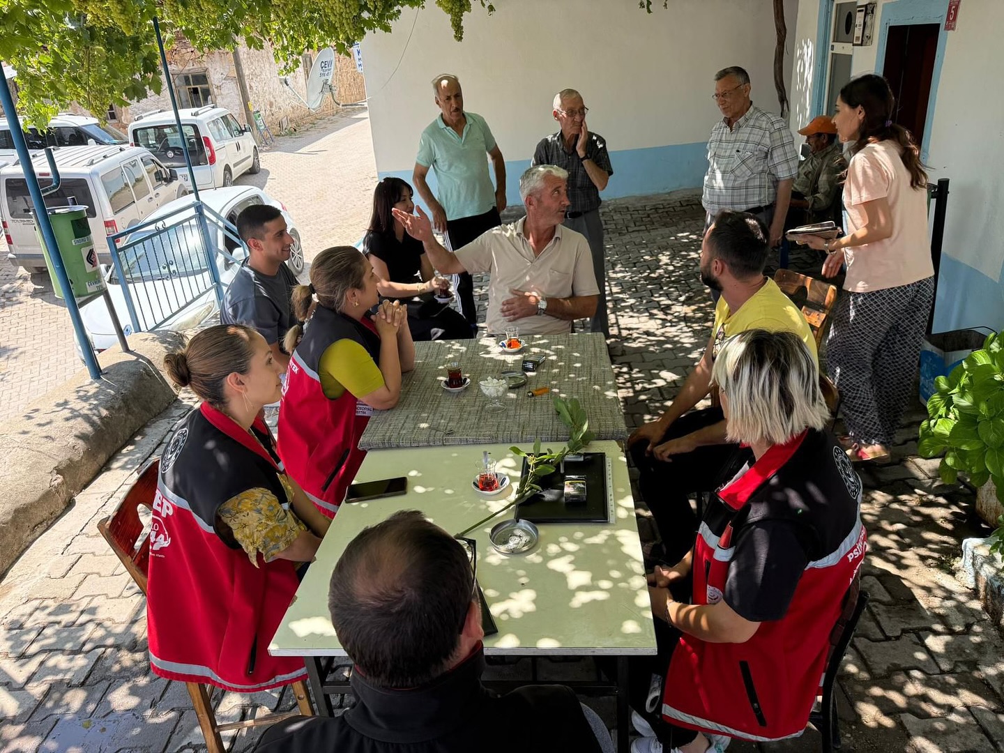 İl Müdürümüz Sayın Emine BÖÇKÜN, sahada yürütülen çalışmaları yerinde incelemek üzere Edremit Sosyal Hizmet Merkezi Müdürlüğümüzdeki çalışma arkadaşlarımızla bir araya geldi.