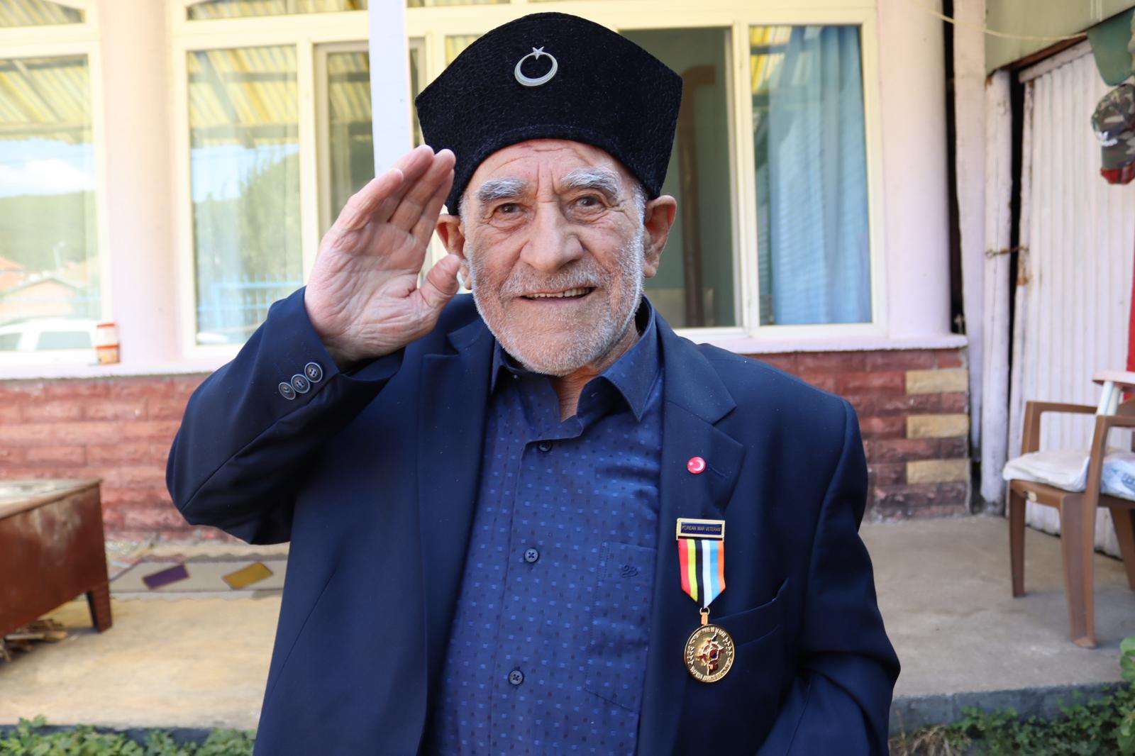 Kore Savunma Ateşesi Kurmay Yarbay Simpyo Lee, Gazimiz Salahattin Çetin'i ziyaret ederek ona Kore Savaşı'ndaki hizmetlerinden dolayı madalyasını takdim etti.