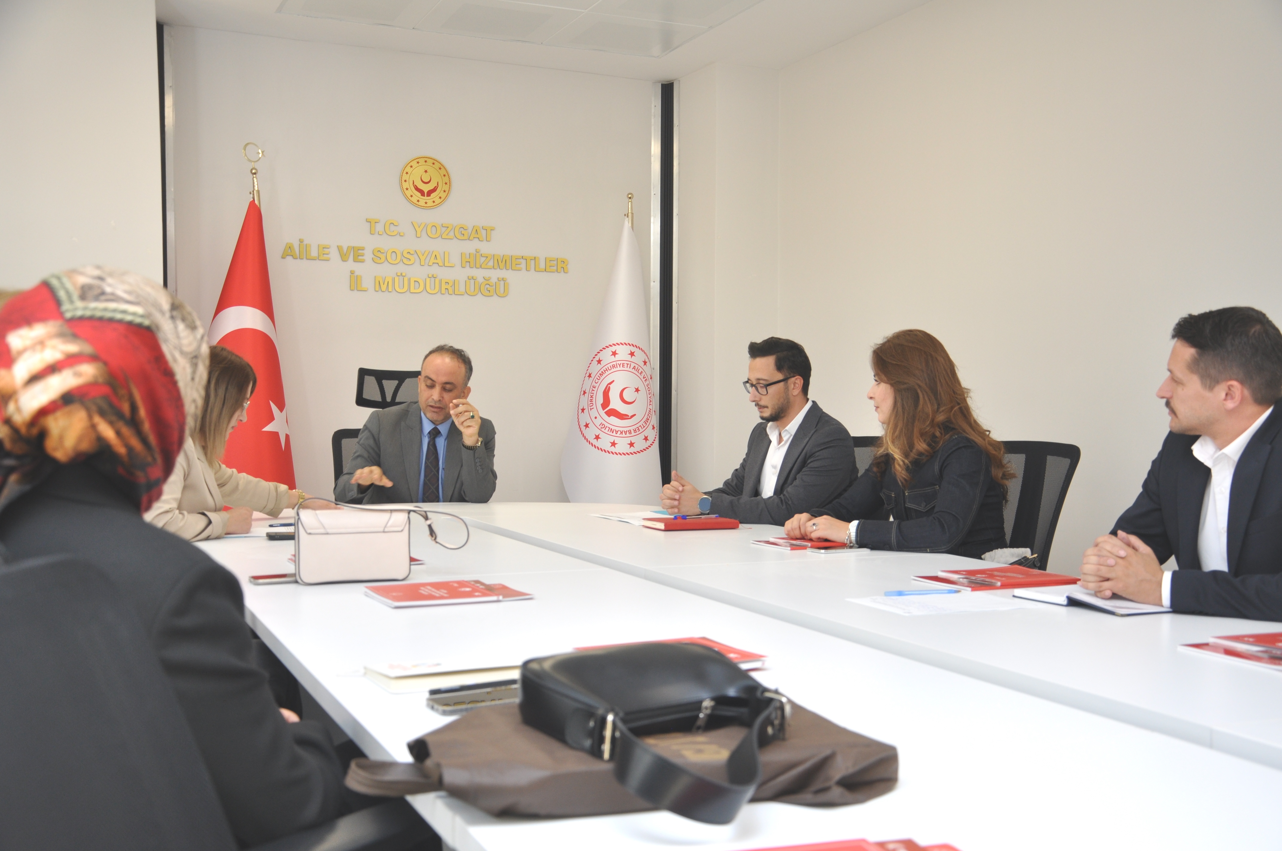 İl Müdürümüz Arif Topal Başkanlığında, Müdürlüğümüze bağlı özel ve tüzel Sosyal Hizmet Kuruluşlarımızın Müdürleri ile birlikte bir koordinasyon ve istişare toplantısı gerçekleştirildi. 